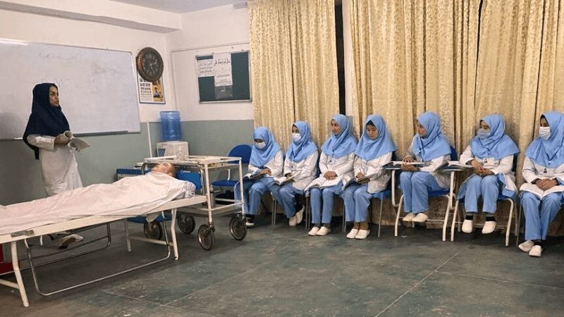 Cap Anamur bildet Frauen in Afghanistan zur Krankenpflegekräften aus