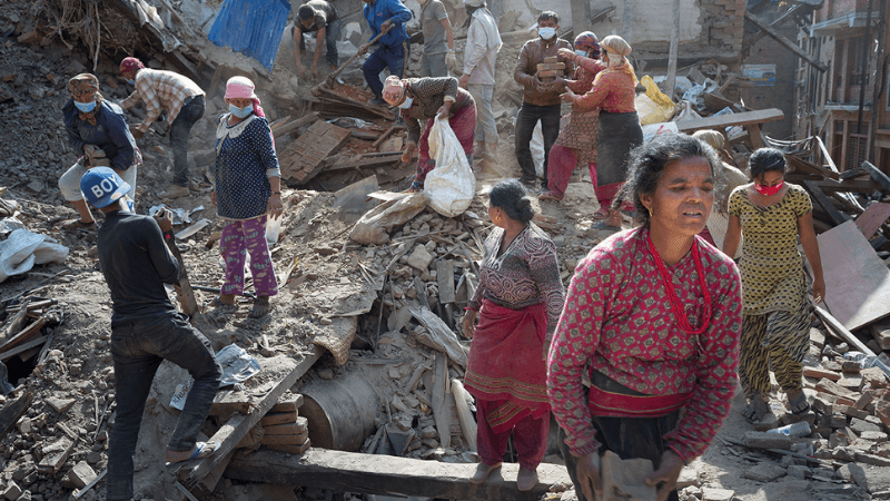 2015 zerstört das schwere Erdbeben in Nepal eine ganze Region. Cap Anamur leistet umgehend Nothilfe und beteiligt sich am Wiederaufbau.