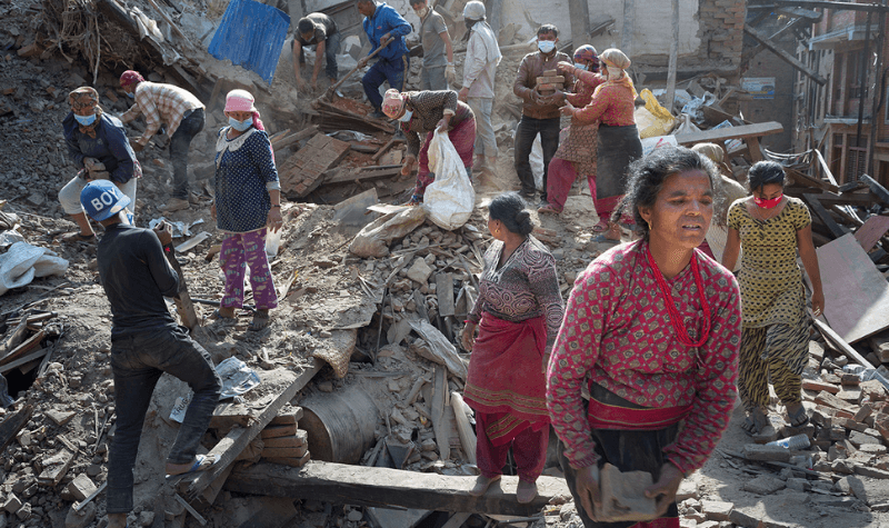 2015 zerstört das schwere Erdbeben in Nepal eine ganze Region. Cap Anamur leistet umgehend Nothilfe und beteiligt sich am Wiederaufbau.