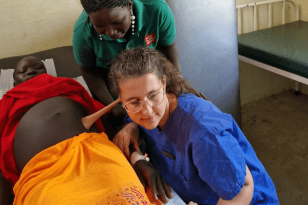 Eva Fella hat als Hebamme im Cap Anamur Krankenhaus im Sudan gerarbeitet