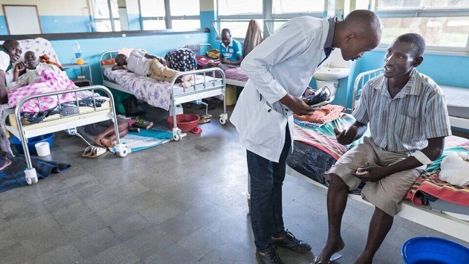 Visite im Hospital Kiryandongo. Cap Anamur hat das Krankenhaus in Uganda instandgesetzt und das Personal fortgebildet.