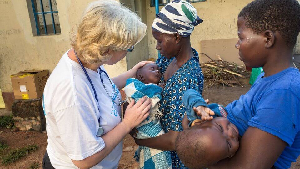 Die Kinderärztin Dr. Judith Große Sudhues (links) im Gespräch mit Müttern im Innenhof des Hospitals Lwala in Uganda. Cap Anamur hat das Krankenhaus instandgesetzt und das Personal fortgebildet.