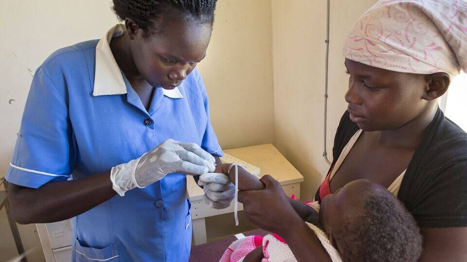 2015 unterstützte Cap Anamur das Krankenhaus von Lwala, das baulich in sehr schlechtem Zustand war. Bei der Visite auf der Kinderstation untersucht eine Krankenschwester einen kleinen Patienten.