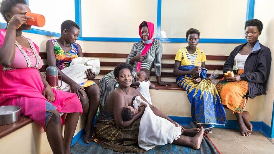 Mütter auf der Entbindungsstation im Hospital Kiyandongo in Ugnada, in dem Cap Anamur die medizinische Versorgung von Neugeborenen und Kindern verbessert hat.