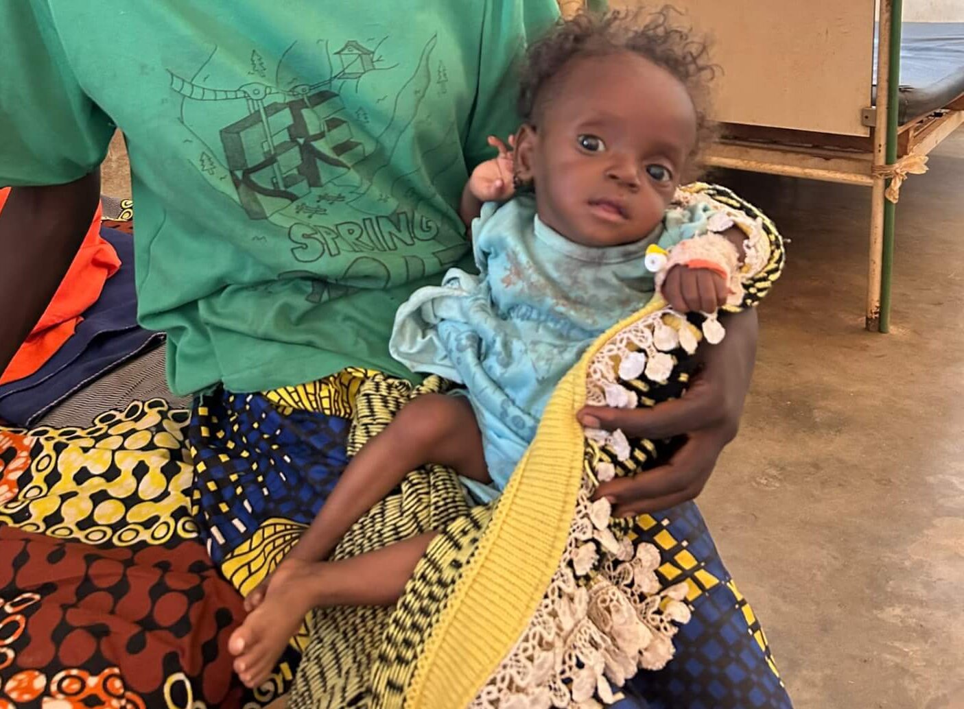 Amina mit ihrer Mutter in unserem Krankenhaus in Bossembélé.